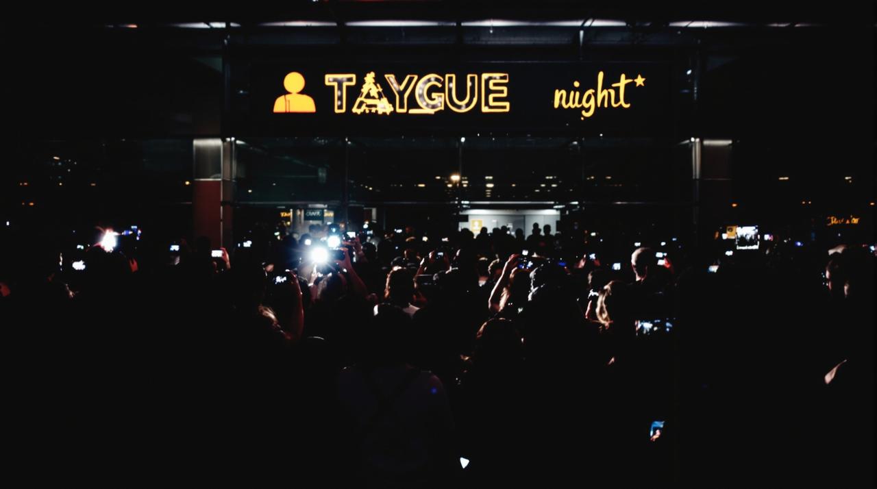 某顶流明星深夜现身机场，与神秘异性同行引发热议